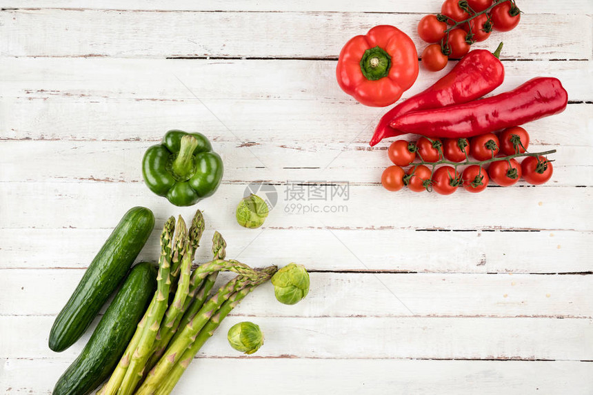 白色木制桌背景的绿色和红绿色新鲜季节蔬菜图片