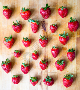在木板上排列的草莓图片