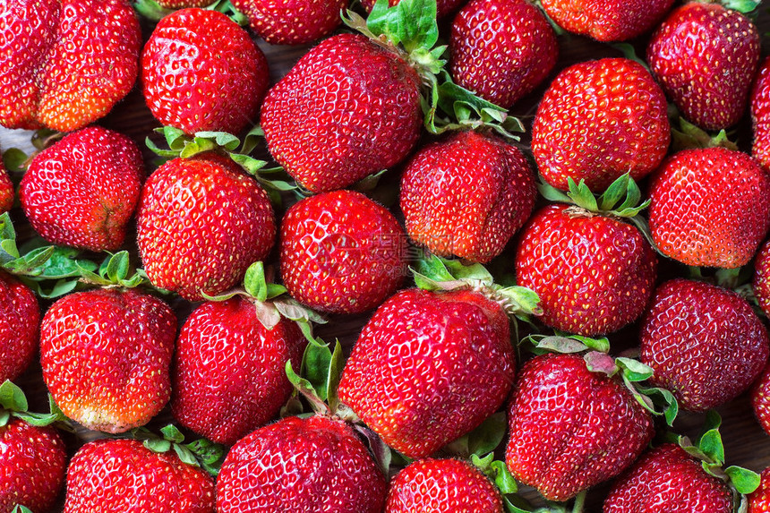美丽的新鲜又多汁的草莓背景图片