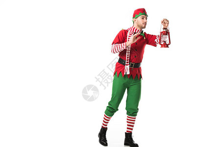 穿着圣诞精灵服装的人拿着红看远背景图片