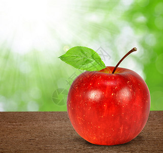 带叶子的新鲜红苹果图片