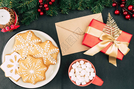 圣诞节的风景信封饼干和巧克力热巧克力图片