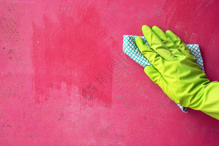 使用抹布从墙壁上擦掉模具真菌的人手贴近了家里的清洁和卫生编辑图片