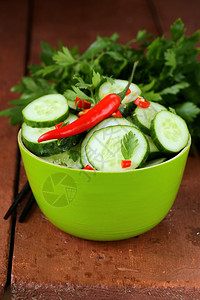 黄瓜沙拉配红辣椒和图片