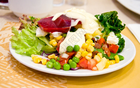 健康食品的混合蔬菜和水果沙拉图片