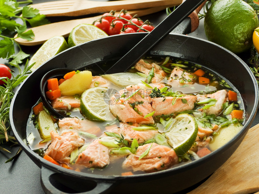 平底锅配三文鱼汤和蔬菜浅自由度图片