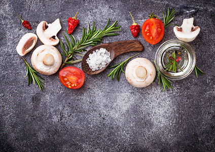 蘑菇西红柿迷迭香盐和背景图片