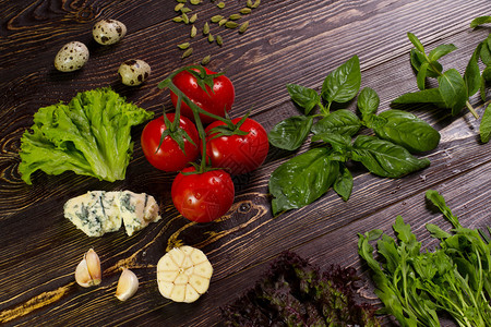 健康食品木制背景沙拉的新鲜食材图片