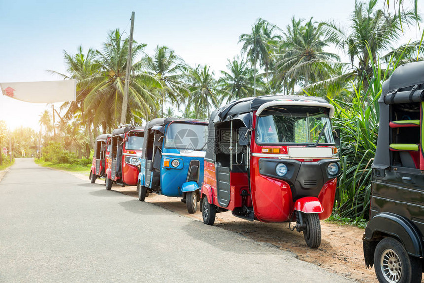 斯里兰卡公路上的Tuktuk汽车锡兰传统旅游运输图片