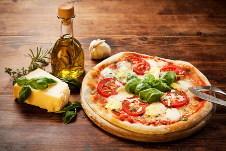 意大利披萨配有新鲜西红柿马扎里拉图片