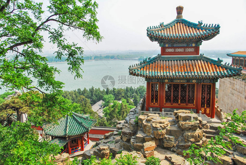 以湖为背景的佛寺北京图片