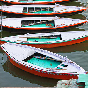 印度瓦拉纳西恒河岸的传统游船舰队图片