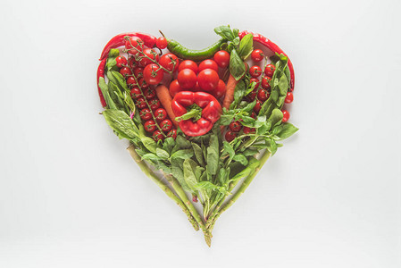 红色绿心和红绿色的红心形蔬菜在图片