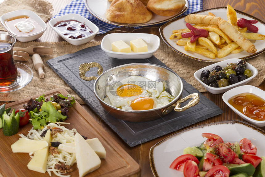 丰富可口的土耳其和阿拉伯传统早餐图片