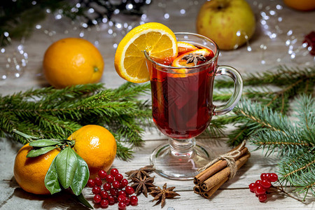 太香了圣诞节在木制背景上混合了葡萄酒和橘子背景