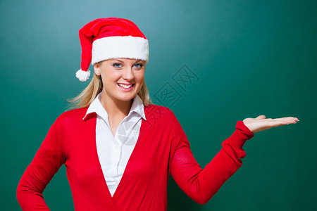 快乐的姑娘穿着衣服去庆祝圣诞节拿着你图片