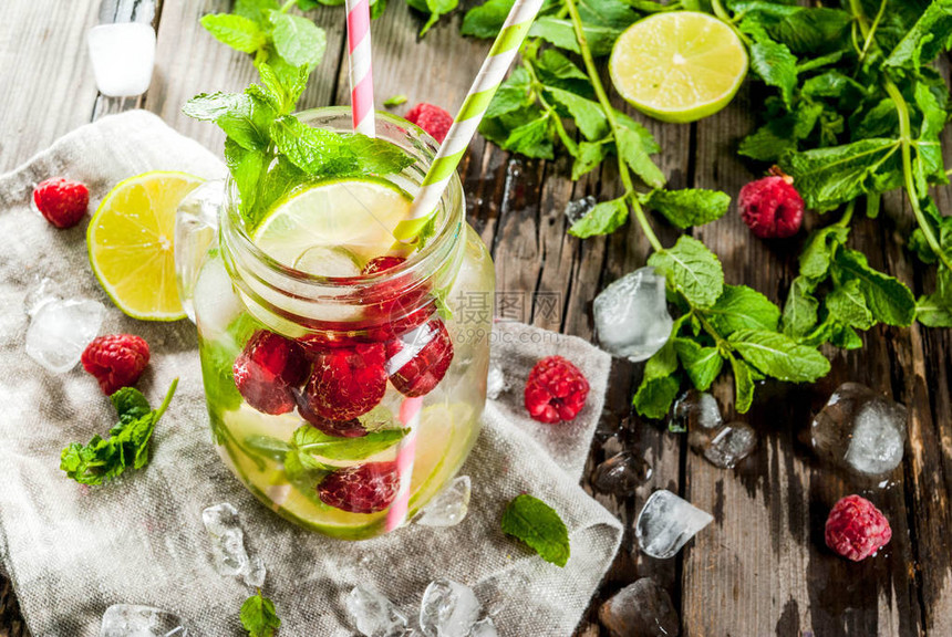 夏季饮料鸡尾酒维冈食品含石灰薄荷和新鲜有机草莓的防毒水图片