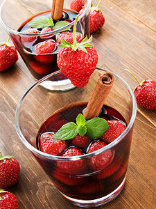 红葡萄酒草莓和薄荷糖的眼镜浅图片