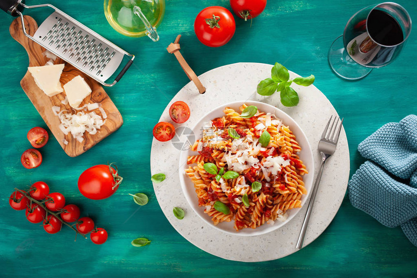 健康的意大利面配番茄酱巴马罗勒图片