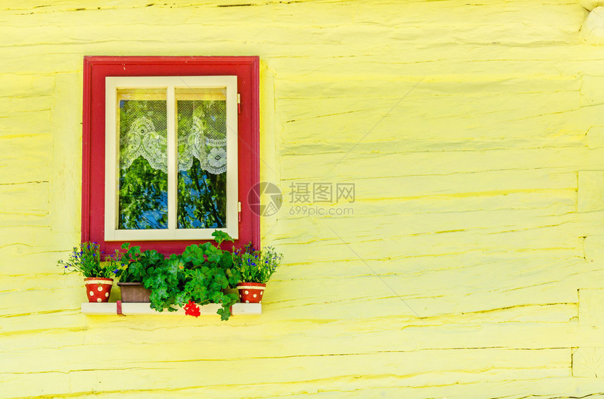 在斯洛伐克东欧美丽的Vlkolinec传统村庄用鲜花开着木黄图片