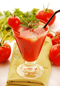 新鲜的西红柿和一杯满的西红柿汁图片