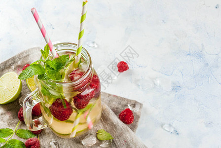 夏季饮料鸡尾酒维冈食品含有石灰薄荷和新鲜有机草莓的防毒水在光混凝土桌图片