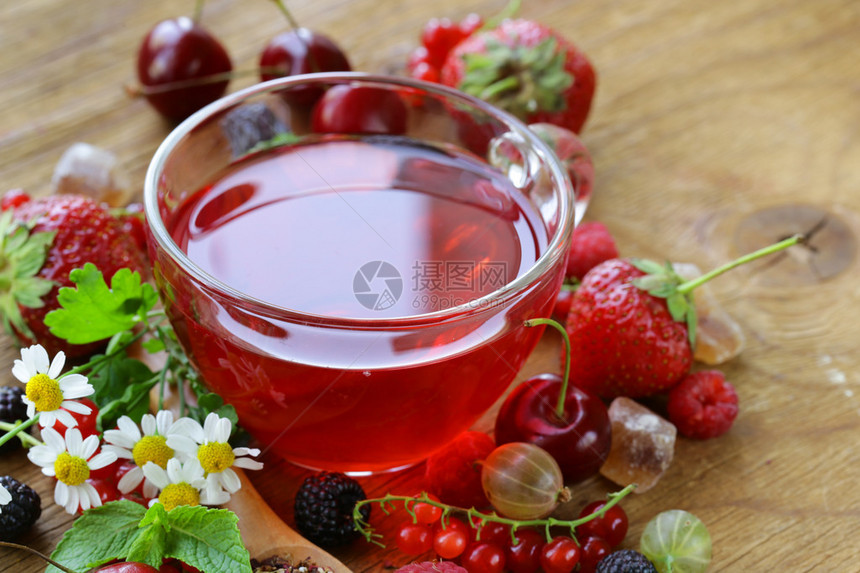 浆果茶配新鲜黑醋栗覆盆子和草莓图片