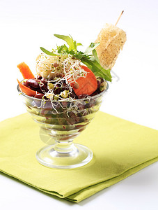 红豆沙拉配小扁豆和绿豆芽图片