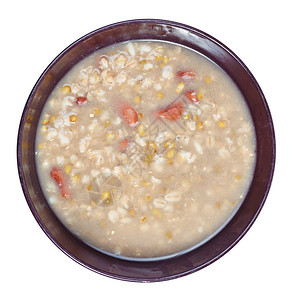在白色背景上隔离的碗里的一团浓汤的上方视图图片