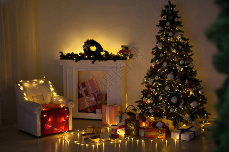圣诞树带礼物花环点亮冬天图片