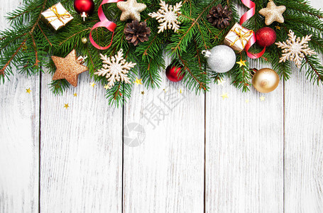在木板上装饰的圣诞树图片