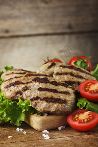 木板上的烤牛肉丸子和蔬菜图片