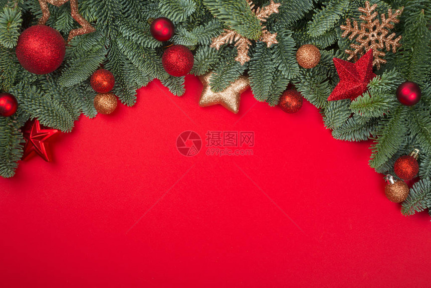 圣诞fir树枝和baubles装饰边框图片