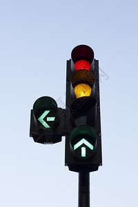 伦敦的一个五颜六色的红绿灯同时亮着多个灯您可以看到左箭头前进箭头黄灯图片