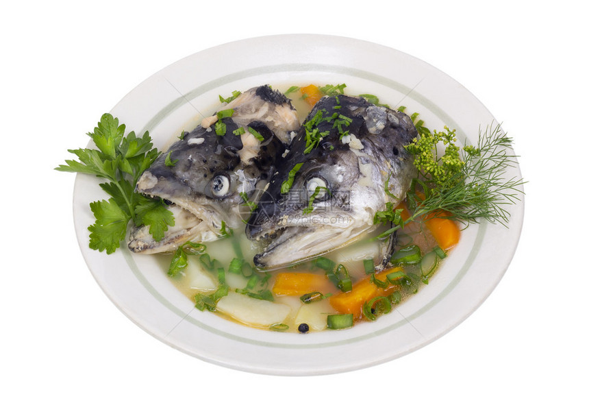 旧陶瓷批量生产板上的鱼汤是由鲑鱼头部酿制的图片