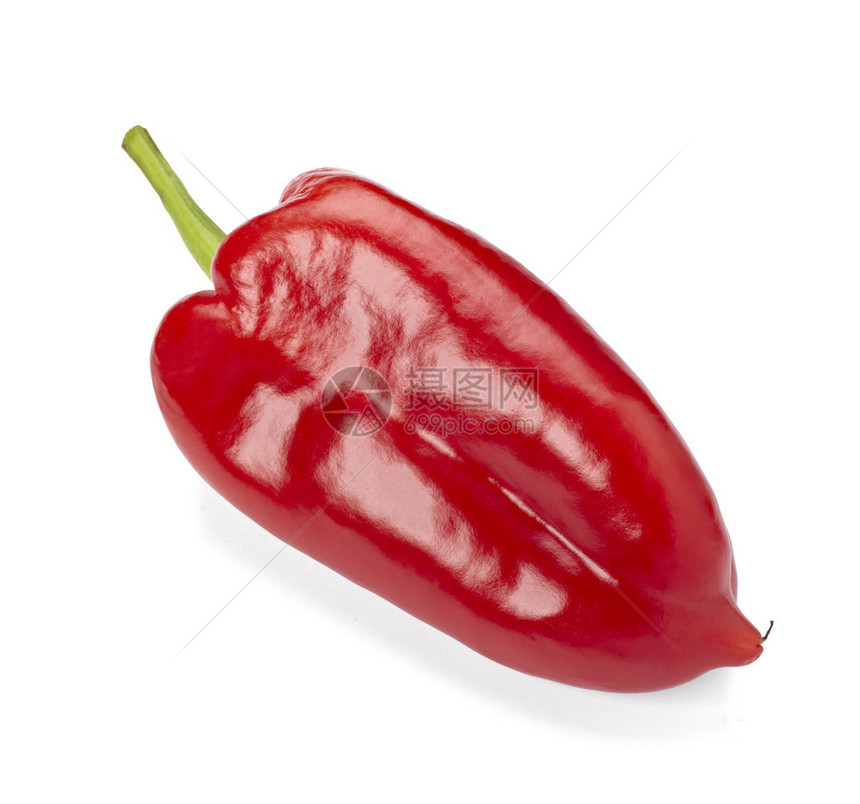 白色背景上红辣椒的特写图片