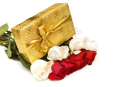 礼品盒和玫瑰隔离在白色图片