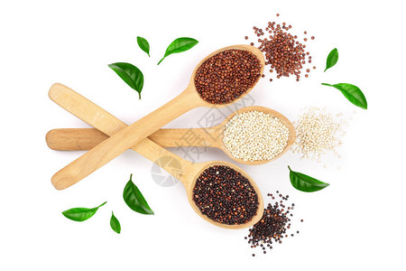 木勺上装饰的黑红色白quinoa种子与白色背景上的绿叶隔绝背景图片