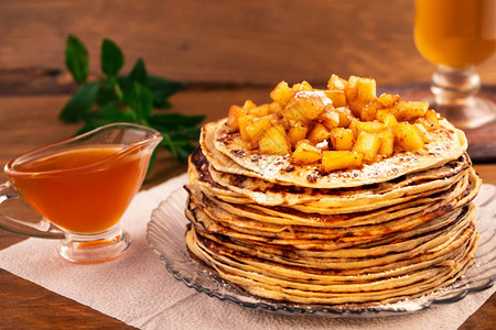 美味和美丽的煎饼早餐有蜂蜜和苹果图片