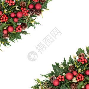 与红色中看不中用的装饰品冬青常春藤槲寄生冷杉和松果的圣诞节欢乐背景边图片