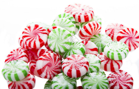 红色绿色和白色的糖果薄荷糖以乱七八糟的图片