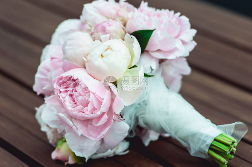 豪华的新娘花束白面纱和玫瑰花在长图片