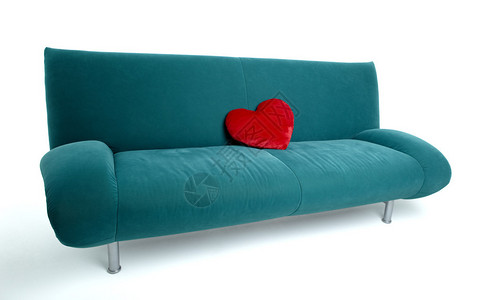 绿色沙发红色心形枕头的红色沙发图片