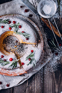 自制圣诞节或新年Cexrus蛋糕装饰迷迭香和红莓图片