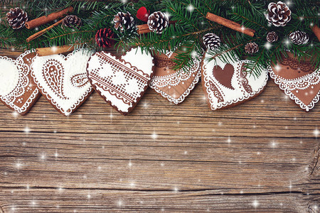 圣诞背景圣诞树枝和装饰品姜饼干复制空间图片