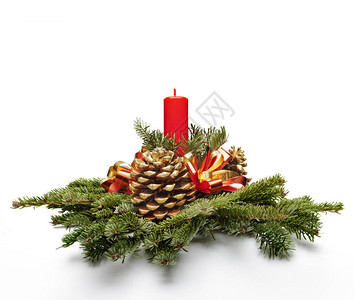 用红色蜡烛和冷杉树叶装饰的圣诞中心装饰品图片