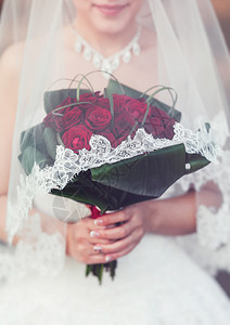新娘手捧红玫瑰婚礼花束图片