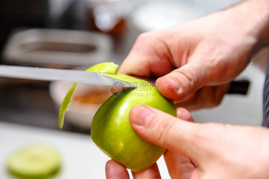 厨师用刀清洁苹果皮图片