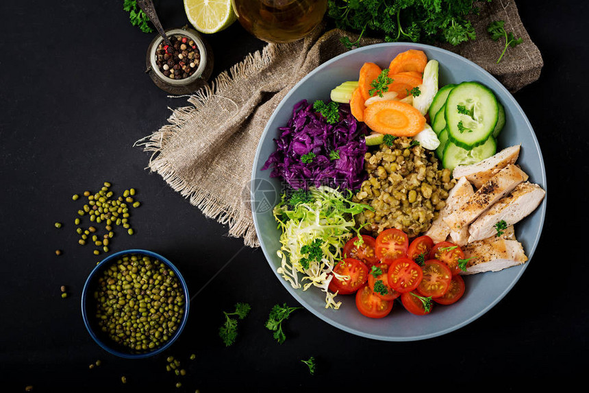 健康沙拉配鸡肉西红柿生菜胡萝卜芹菜红卷心菜和绿豆在深色背景上适当的营养饮食菜单图片