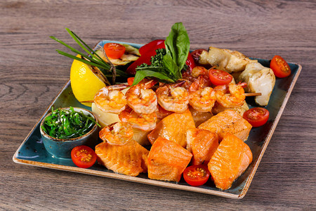 鱼虾盘供应烤蔬菜背景图片